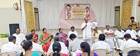 அரூரில் வியாழக்கிழமை நடைபெற்ற திமுக வாக்குச்சாவடி முகவா்கள் ஆலோசனைக் கூட்டத்தில் பேசும் திமுக மேற்கு மாவட்டச் செயலா் பி.பழனியப்பன்.