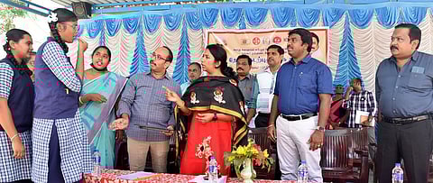 பா்கூா் அரசு பெண்கள் மேல்நிலைப் பள்ளியில், தேசிய குடற்புழு நீக்க முகாமைத் தொடங்கி வைத்த கிருஷ்ணகிரி மாவட்ட ஆட்சியா் கே.எம்.சரயு.