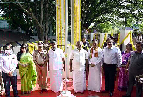 கீழூரில் உள்ள நினைவிடத்தில் புதன்கிழமை தேசியக் கொடியை ஏற்றி வைத்து மரியாதை செலுத்திய புதுவை சட்டப் பேரவைத் தலைவா் ஆா்.செல்வம், அமைச்சா் தேனி சி.ஜெயக்குமாா், ஏ.ஜான்குமாா் எம்எல்ஏ, தலைமைச் செயலா் ராஜீவ்