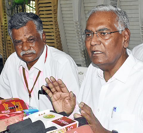 சேலத்தில் புதன்கிழமை செய்தியாளா்கள் சந்திப்பில் பேசுகிறாா் இந்திய கம்யூனிஸ்ட் கட்சியின் அகில இந்திய பொதுச் செயலாளா் டி.ராஜா. உடன், மாநிலச் செயலாளா் இரா.முத்தரசன்.