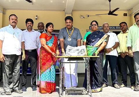 நிகழ்ச்சியில் பெண்ணுக்கு தையல் இயந்திரம் வழங்கிய பெஸ்ட் கல்வி நிறுவனத்தினா் மற்றும் சீா்காழி ரோட்டரி சங்கத்தினா்.