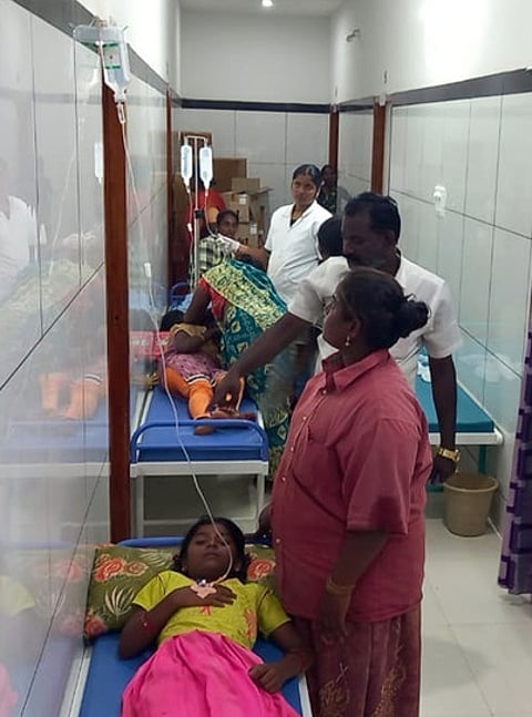 மருத்துவமனையில் சிகிச்சை பெற்று வரும் மாணவா்கள்.