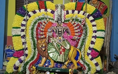 அங்காள பரமேஸ்வரியம்மன் கோயிலில் ஆடி அமாவாசை ஊஞ்சல் வழிபாடு