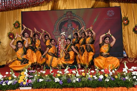 தருமபுரி செந்தில் மெட்ரிக் மேல்நிலைப்பள்ளி சுந்திர தின விழாவில் கலைநிகழ்ச்சியில் பங்கேற்ற மாணவியா்.