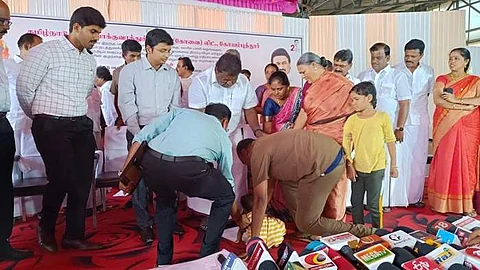 பணியிட மாறுதல் வழங்கக் கோரி அமைச்சர் சிவசங்கர் காலடியில் கைக்குழந்தை வைத்து கோரிக்கை வைத்த அரசுப் பேருந்து ஓட்டுநா் கண்ணன்.
