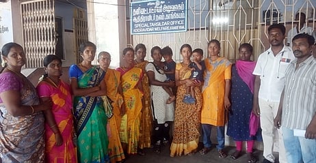 இலவச வீட்டுமனைப் பட்டா வழங்கக் கோரி மனு அளிக்க வந்த பொதுமக்கள்.