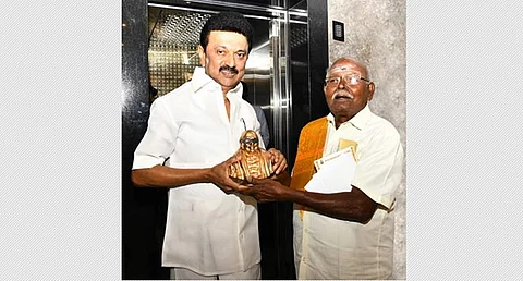 சமூக நலப் பணிகளை ஆற்றி வரும் மதுரை தத்தநேரியை சேர்ந்த சுயதொழில் புரிந்து வரும் ராஜேந்திரனை பாராட்டி நினைவு பரிசு வழங்கிய முதல்வர் மு. க. ஸ்டாலின்.