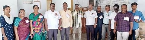 திருவாரூா் மருத்துவக் கல்லூரி மருத்துவமனையில் கோரிக்கை அட்டை அணிந்து பணியாற்றிய மருந்தாளுநா்கள்.