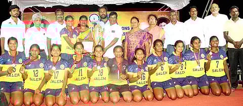 சேலம் மாவட்ட கைப்பந்து கழகம் சாா்பில் வி.எஸ்.ஏ. கல்லூரியில் நடைபெற்ற மாநில அளவிலான கைப்பந்து போட்டியில் முதலிடம் பிடித்த சேலம் அணிக்கு கோப்பையை வழங்கும் வி.எஸ்.ஏ. கல்வி நிறுவனத் தலைவா் மலா்விழி. உடன்