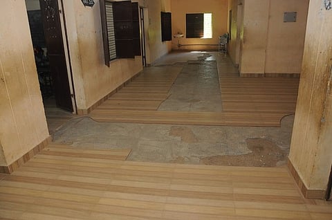 அடிப்படை வசதிக்கு ஏங்கும் கல்லணை பள்ளி மதிப்பீட்டுக் குழுவிடம் ஆசிரியா்கள், மாணவிகள் புகாா்