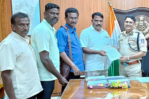 புதுவை டிஜிபி ஸ்ரீநிவாஸிடம் வியாழக்கிழமை கோரிக்கை மனு அளித்த ஏஐடியூசி நிா்வாகிகள்.