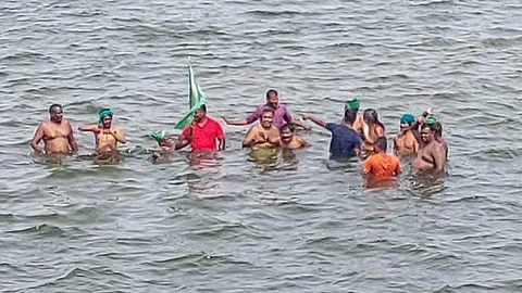 கர்நாடக அரசைக் கண்டித்து காவிரி ஆற்றில் இறங்கி போராட்டம் நடத்தி வரும் விவசாயிகள்.