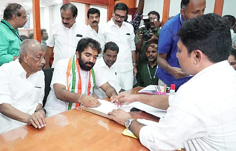 ரூ.12 லட்சம் கடன்... வேட்புமனு தாக்கல் செய்த முன்னாள் முதல்வர் மகன்!