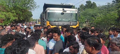 கந்தர்வகோட்டை அருகே மட்டங்கால் கிராமத்தில் சாலை மறியல் ஈடுபட்ட விடுதலை சிறுத்தைகள் கட்சியினர்.