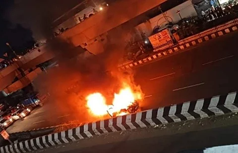 சென்னையில் சாலையில் சொகுசு கார் தீப்பிடித்து எரிந்தது!