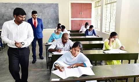 தேர்வுப் பணிகளை ஆட்சியர் மா. பிரதீப்குமார் நேரில் பார்வையிட்டு ஆய்வு செய்தார்.