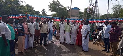 கந்தர்வகோட்டை அருகே மட்டங்கால் கிராமத்தில் சாலை மறியலில் ஈடுபட்டுள்ள விடுதலைச் சிறுத்தைகள் கட்சியினர்.