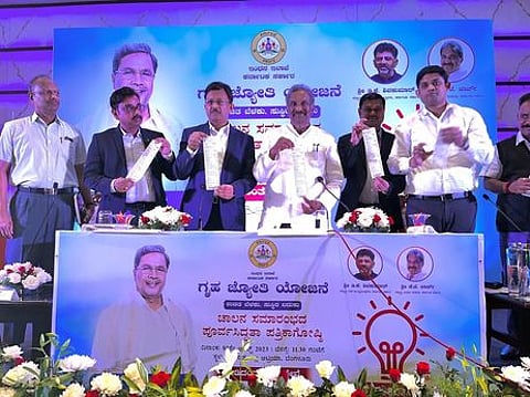 பெங்களூரில் செய்தியாளா்களுக்குப் பேட்டியளித்த மின்துறை அமைச்சா் கே.ஜே.ஜாா்ஜ், மின்துறை அதிகாரிகள்.