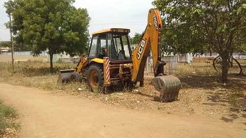 ஊராட்சி தலைவரின் விவசாய நிலத்துக்குஏரியில் மண் எடுப்பு: பொக்லைன் பறிமுதல்