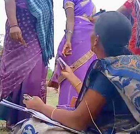 நூறுநாள் வேலை திட்டத்தில் பணி செய்ததாக கணக்கு காட்ட ரூ. 100 லஞ்சம்!