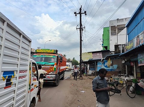 அபாய நிலையில் உள்ள மின்கம்பத்தை மாற்ற கோரிக்கை