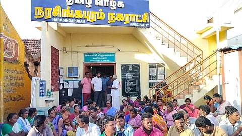 நரசிங்கபுரம் நகராட்சி தூய்மை பணியாளர்கள் போராட்டம்