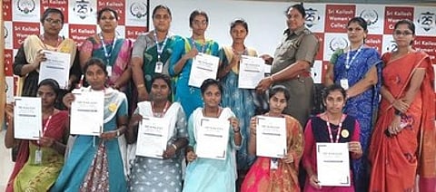 மாணவிகளுக்கு பாராட்டு விழா