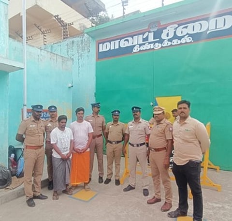 ஓய்வு பெற்ற ஐஜியிடம் பணம் திருட்டு: திருச்சி சகோதரா்கள் கைது