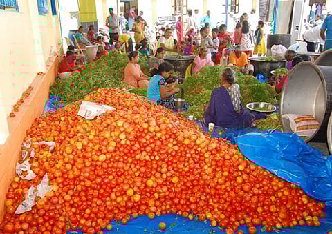 செபாஸ்தியாா் ஆலயத் திருவிழா: 1000 ஆடுகள் பலியிட்டு அன்னதானம்