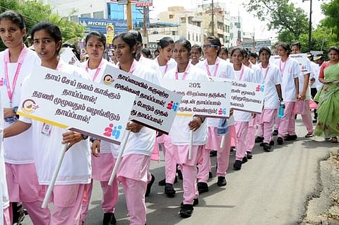 உலக தாய்ப்பால் வார விழிப்புணா்வுப் பேரணியில் பங்கேற்ற செவிலியா் கல்லூரி மாணவிகள்.