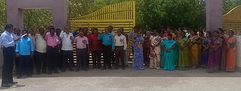 முசிறி அறிஞா் அண்ணா அரசுக் கலைக் கல்லூரி முன்பு செவ்வாய்க்கிழமை போராட்டத்தில் ஈடுபட்ட அரசு கல்லூரி ஆசிரியா்கள்.