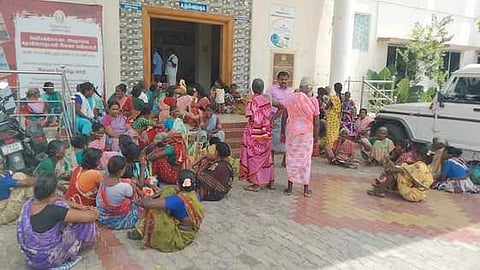 நூறு நாள் வேலைக்கு ஊதியம் ரூ.50: ஊராட்சி ஒன்றிய அலுவலகம் முற்றுகை