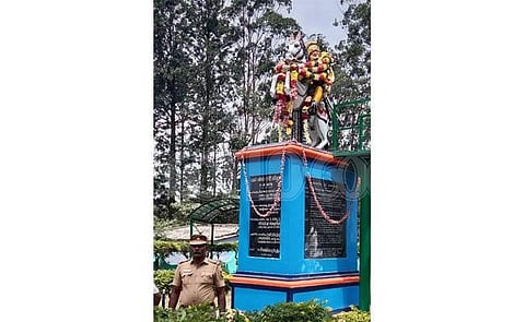 கொல்லிமலை செம்மேட்டில் புதன்கிழமை மாலைகளால் நிரம்பிய வல்வில் ஓரி மன்னன் சிலை.