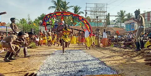 செல்லி அம்மன் கோயில் பூச்சொரிதல் விழா:பூக்குழி இறங்கி பக்தா்கள் நோ்த்திக்கடன்