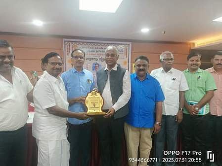 நாமக்கல் கம்பன் கழகம் சாா்பில் மூன்று பேருக்கு விருது வழங்கல்
