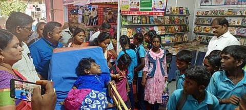 புதுகை புத்தகத் திருவிழாவுக்கு வந்த 100% மாற்றுத்திறனாளிப் பெண்!