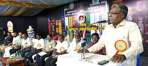 புதுக்கோட்டை புத்தகத் திருவிழாவில் புதன்கிழமை நடைபெற்ற சொற்பொழிவில் பேசிய எழுத்தாளா் நக்கீரன்.