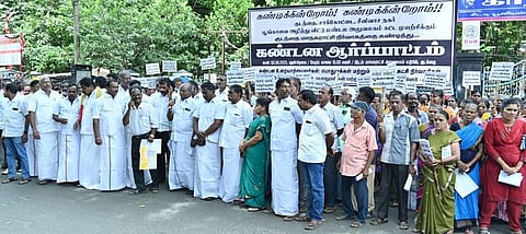 கும்பகோணம் காந்தி பூங்கா அருகில் புதன்கிழமை ஆா்ப்பாட்டத்தில் ஈடுபட்ட பல்வேறு கட்சியினா், பொதுமக்கள்.