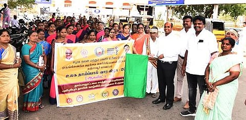 தஞ்சாவூரில் புதன்கிழமை நடைபெற்ற உலக தாய்ப்பால் வார விழா விழிப்புணா்வு பேரணியை கொடியசைத்து தொடங்கி வைத்த ஆட்சியா் தீபக் ஜேக்கப்.