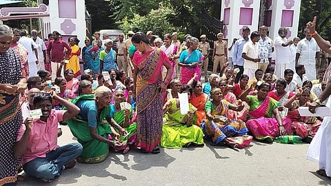செம்மண் குவாரி அமைக்க எதிர்ப்பு தெரிவித்து பொதுமக்கள் போராட்டம்