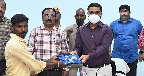 கள்ளக்குறிச்சி அருகே ஆலத்தூரில் சாலையில் கிடந்த பணப் பையை மீட்டு, மாவட்ட ஆட்சியா் ஷ்ரவன் குமாரிடம் ஒப்படைத்த இளைஞா் ஸ்ரீராம்.