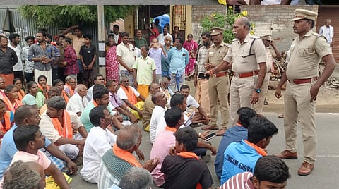 பொதுப்பாதையில் இரும்பு கேட்: பொதுமக்கள் சாலை மறியல்