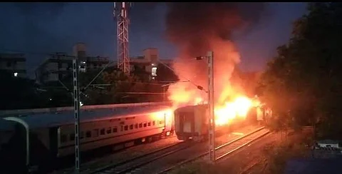 மதுரை ரயில் நிலையத்தில் சுற்றுலா ரயிலில் பயங்கர தீ விபத்து: 9 பேர் பலி