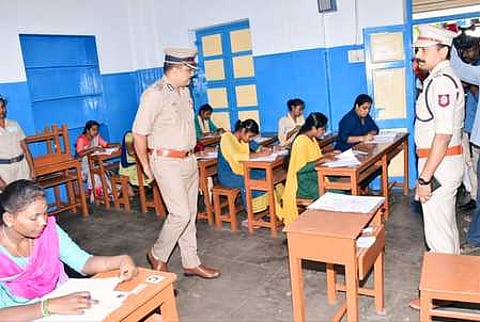 காவல் உதவி ஆய்வாளா் (எஸ்ஐ), சிறப்பு உதவி ஆய்வாளருக்கான (எஸ்.எஸ்.ஐ) தோ்வு தள்ளி வைக்கப்பட்டுள்ளது.