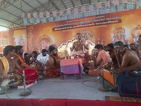 திருவதிகை வீரட்டானேஸ்வரர் கோயிலில் ஞாயிற்றுக்கிழமை திருவாசக சித்தர் திருக்கழுக்குன்றம் சிவ தாமோதரன் தலைமையில் நடந்த திருவசாக முற்றோதல் நிகழ்ச்சி.