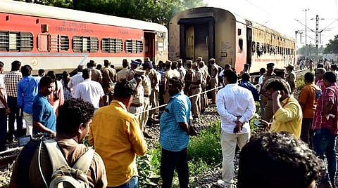 ரயில் தீ விபத்து: கட்டுக்கட்டாக பணம் பறிமுதல்!