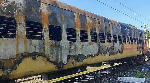 மதுரையில் தீ விபத்து நிகழ்ந்த ரயில் பெட்டியில் கட்டுக்கட்டாக பணம் கண்டெடுப்பு!