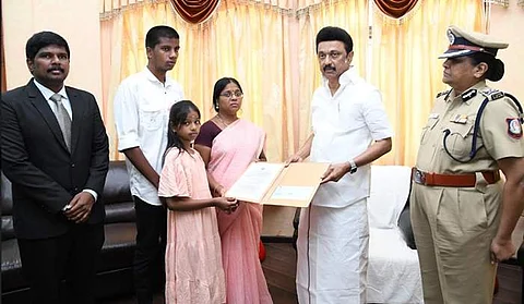 திருச்சி விமான நிலையத்தில், ரூ. 25 லட்சம் நிவாரண நிதிக்கான காசோலையை மறைந்த தலைமைக் காவலர் ஸ்ரீதர் குடும்பத்தினரிடம் வழங்கி ஆறுதல் கூறிய முதல்வர் மு.க.ஸ்டாலின்.