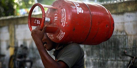 வீட்டு உபயோக சமையல் எரிவாயு சிலிண்டர் விலை ரூ. 200 குறைப்பு