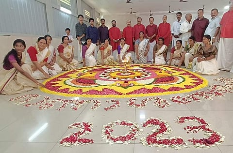 சேலத்தில் அத்தப்பூ கோலமிட்டு ஓணம் பண்டிகையை கொண்டாடிய கேரள மக்கள்!